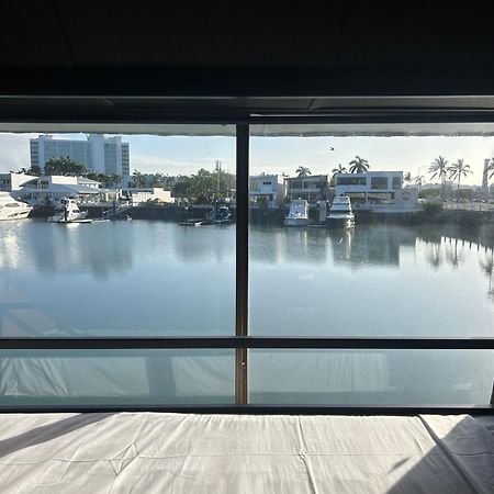 The Pier Pods On The Water- 50M From Townsville Bus Terminal And Ferry Terminal- Passport Id Requried Екстер'єр фото