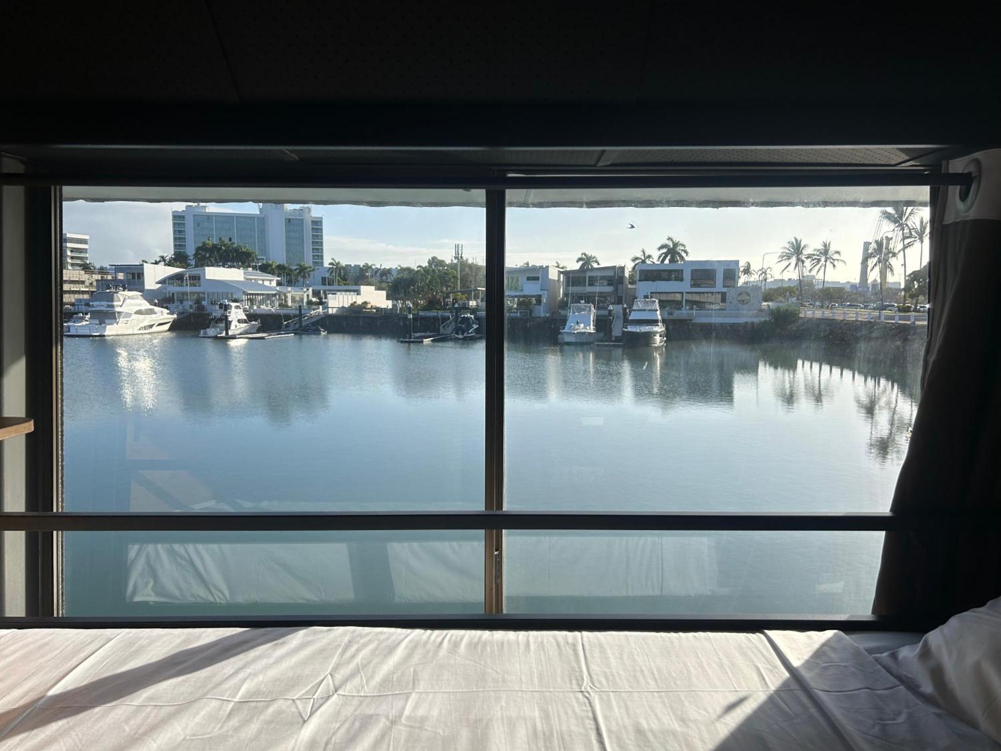 The Pier Pods On The Water- 50M From Townsville Bus Terminal And Ferry Terminal- Passport Id Requried Екстер'єр фото